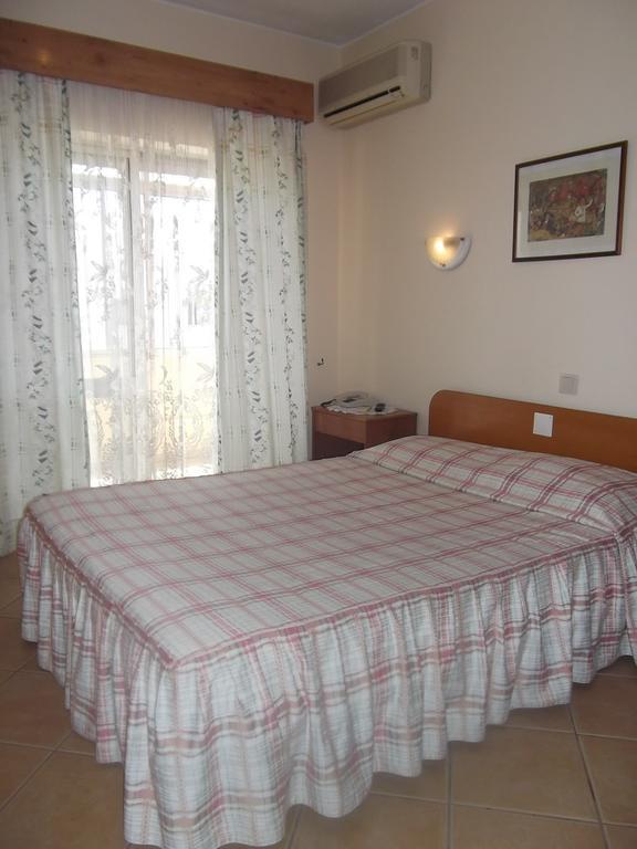 Residencial Nosso Paraiso Bed & Breakfast Quarteira Ruang foto