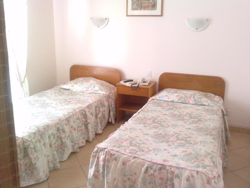 Residencial Nosso Paraiso Bed & Breakfast Quarteira Ruang foto
