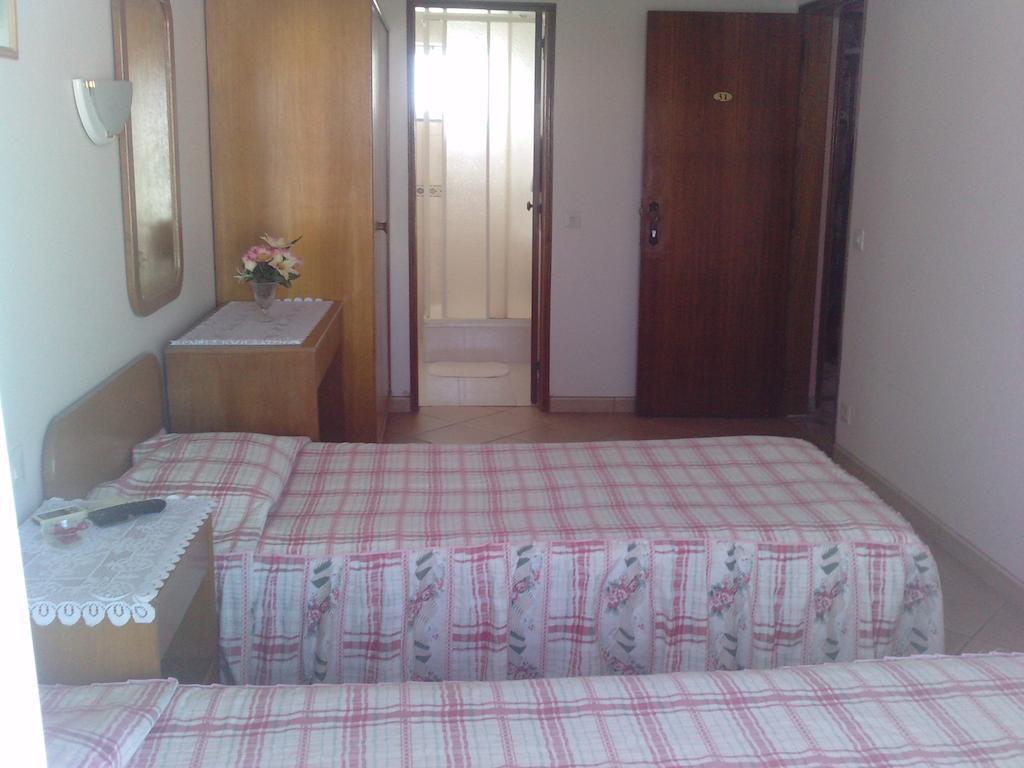 Residencial Nosso Paraiso Bed & Breakfast Quarteira Ruang foto